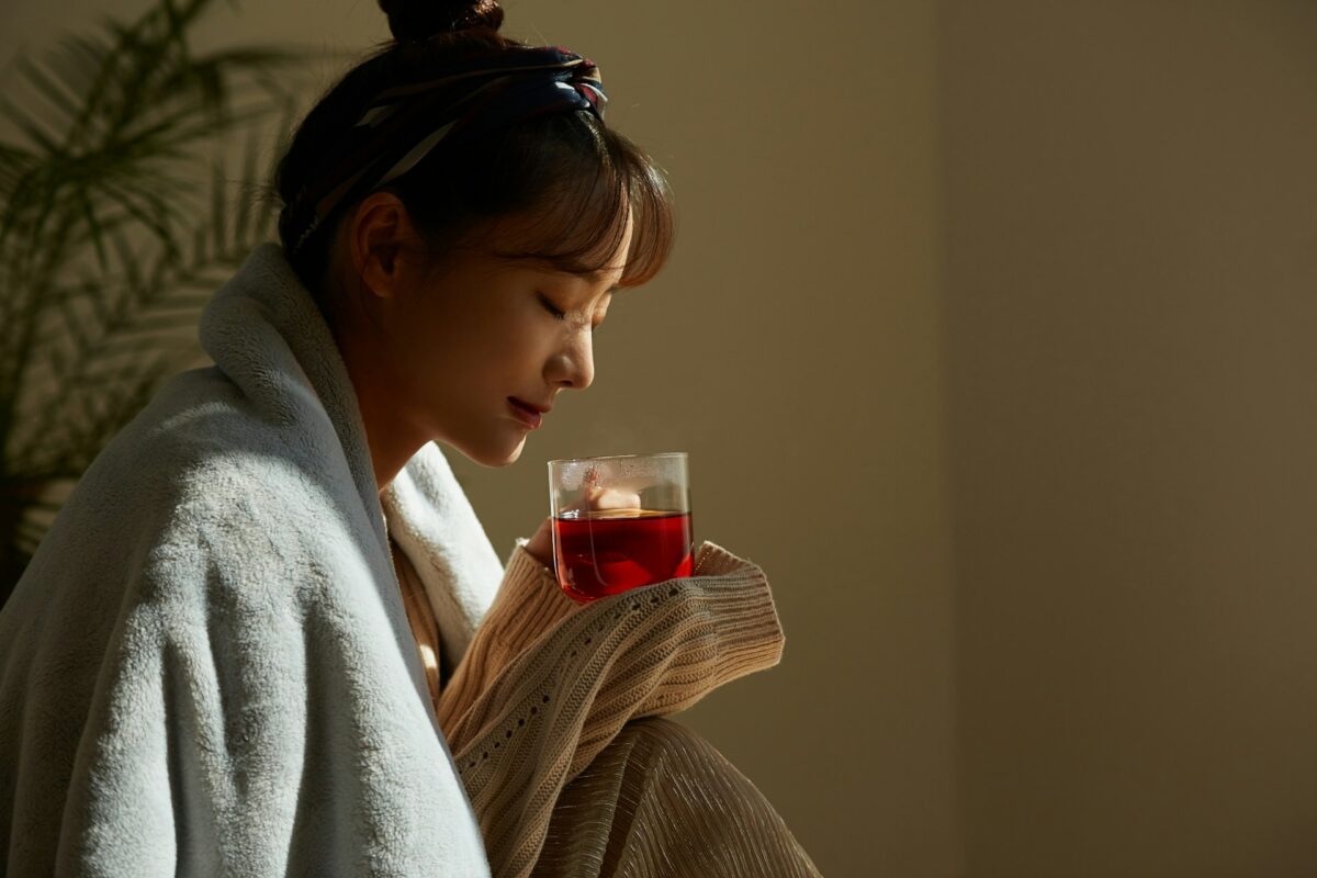 woman drinking tea / best herbal teas for gut health
