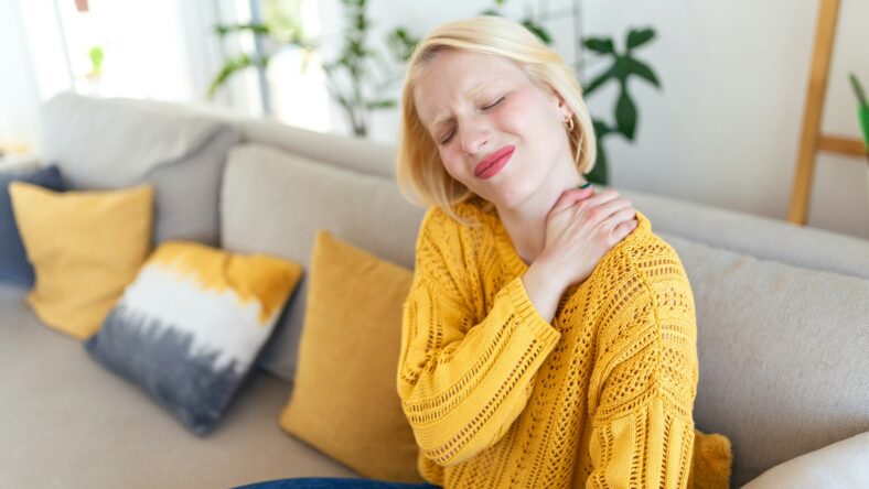 woman with shoulder pain / reduce inflammation