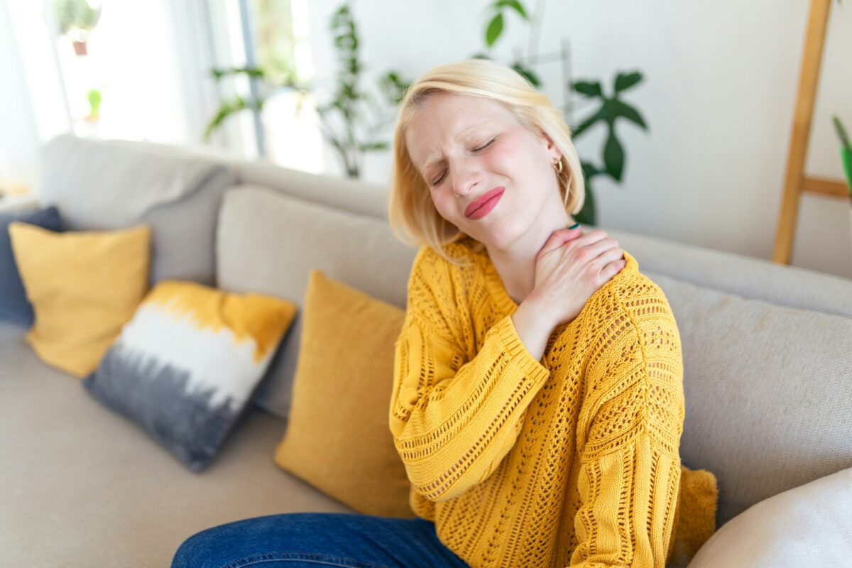 woman with shoulder pain / reduce inflammation