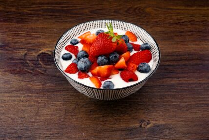 yogurt with berries on top / best low-sugar yogurts