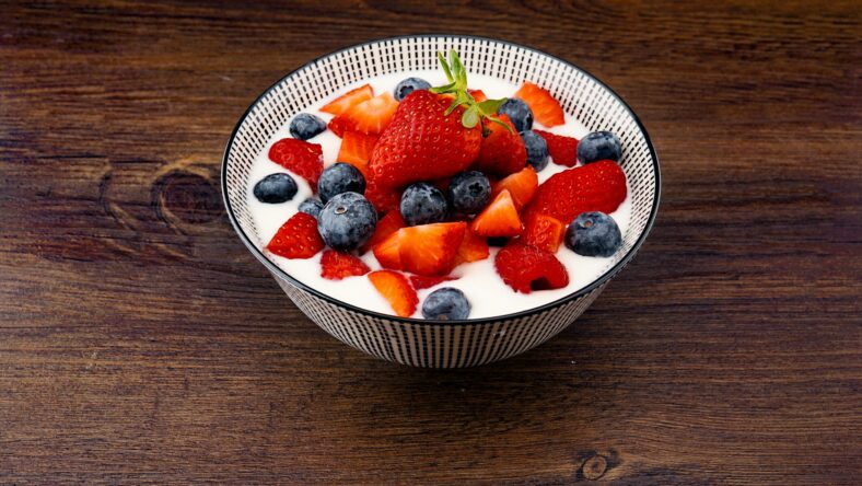 yogurt with berries on top / best low-sugar yogurts