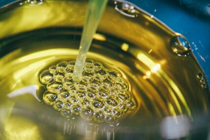 oil pouring into cup / healthiest cooking oils
