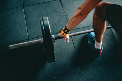 man grabbing barbell / detraining