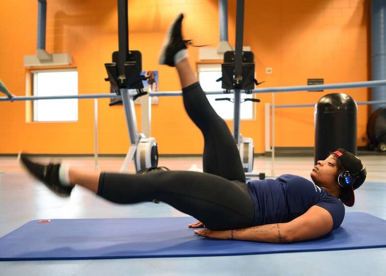 woman doing flutter kicks