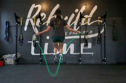 woman jumping rope / jump rope