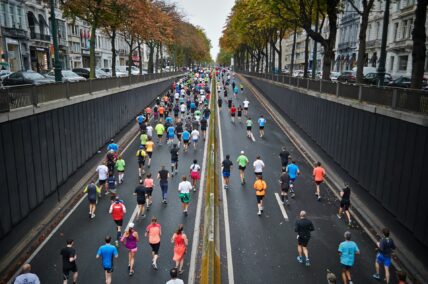 runners going down the road / nutritional tips for runners