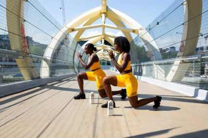 two women in yellow doing lunges / 3-2-1 method