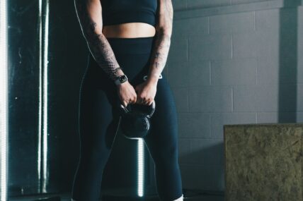 woman holding a kettlebell / kettlebell tabata challenge