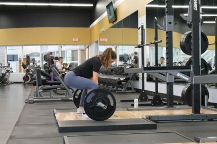 woman getting ready to deadlift / effective deadlift programming