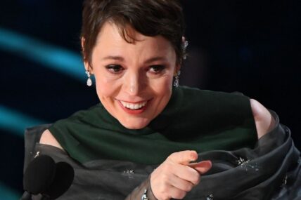Olivia Colman signals to the Oscars audience during her acceptance speech for best actress for 'The Favourite.' Xxx Oscars Rd177 Jpg E Ent Usa Ca.